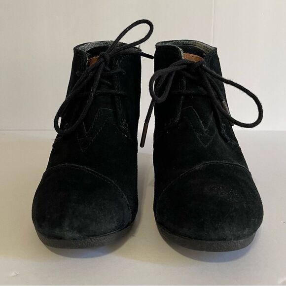 Tom’s Black Suede Wedge Lace-up Ankle Bootie. - Picture 6 of 8